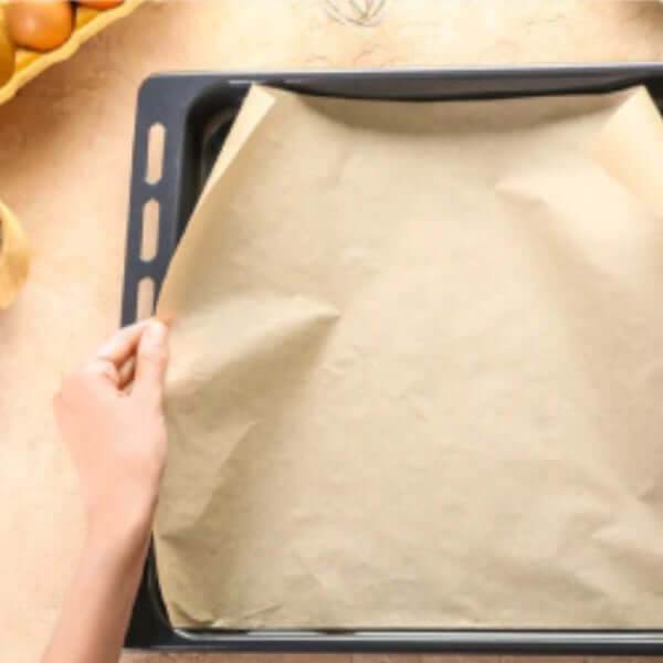 Hartie de copt natur siliconata 40x60cm being placed on a baking tray for easy baking.