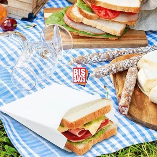 Punga alba universala 18x8x25cm with sandwiches and snacks on a picnic blanket.
