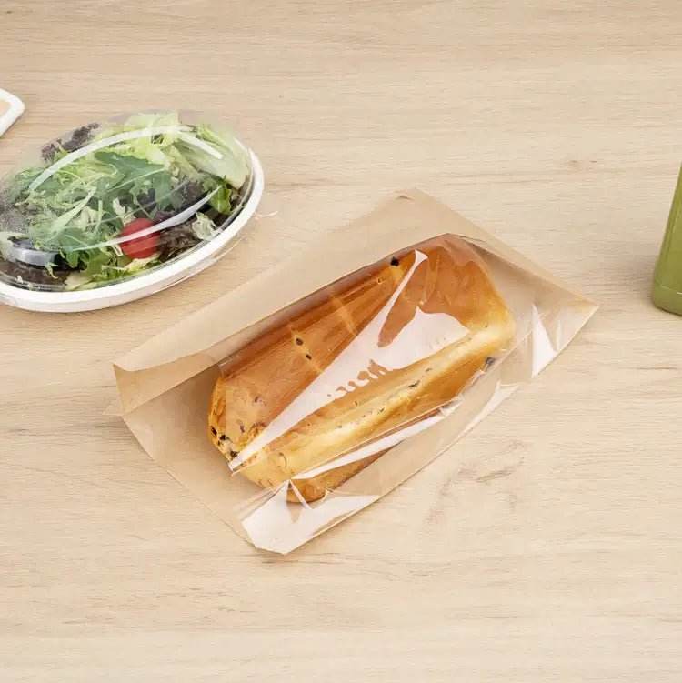 Pungi cu fereastra 21x8x31cm ambalând o franzelă, demonstrând vizibilitatea produsului.