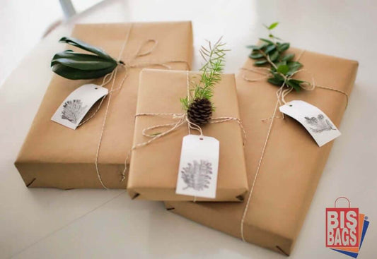 Hartie ambalat natur in coli 50x70cm, ambalaje eco-friendly cu etichete decorative și plante.