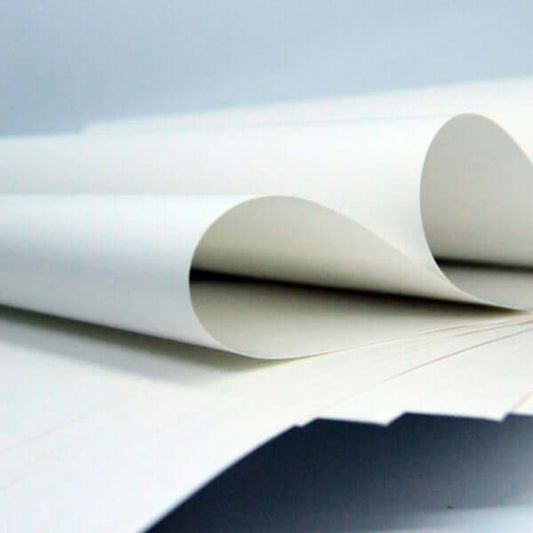 Hârtie ambalat albă de 70x100cm, rezistentă și igienică, ideală pentru ambalarea produselor.