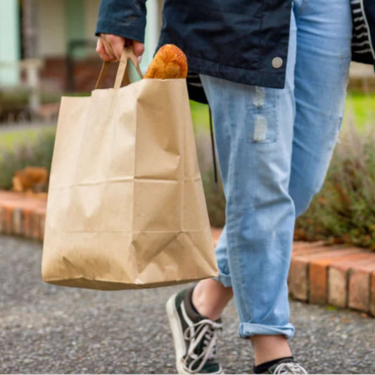 Punga hartie natur cu maner, ideal pentru livrari si take away, transportand produse alimentare.