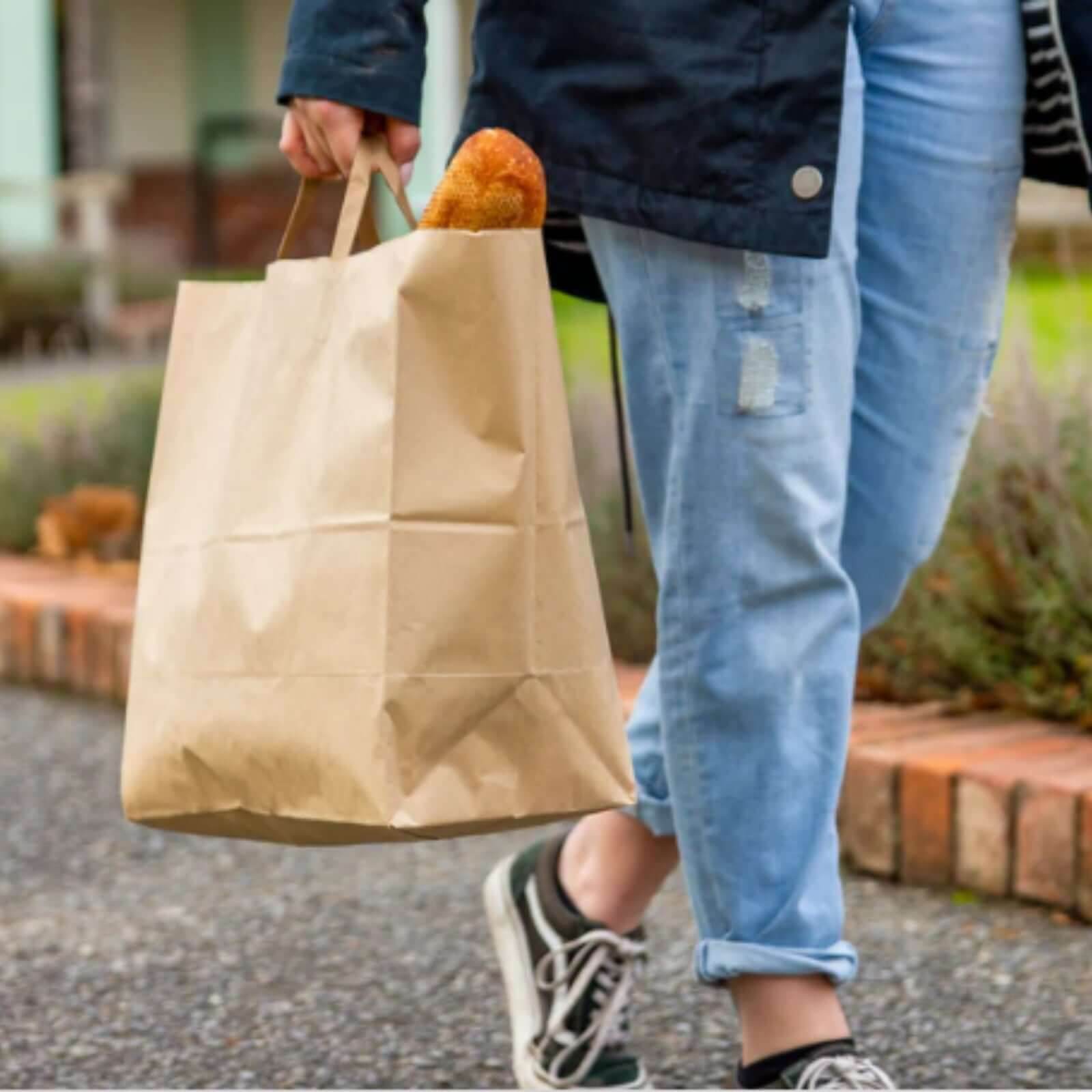 Punga hartie natur delivery 28x17x28cm transportand produse alimentare in ambalaj eco-friendly.