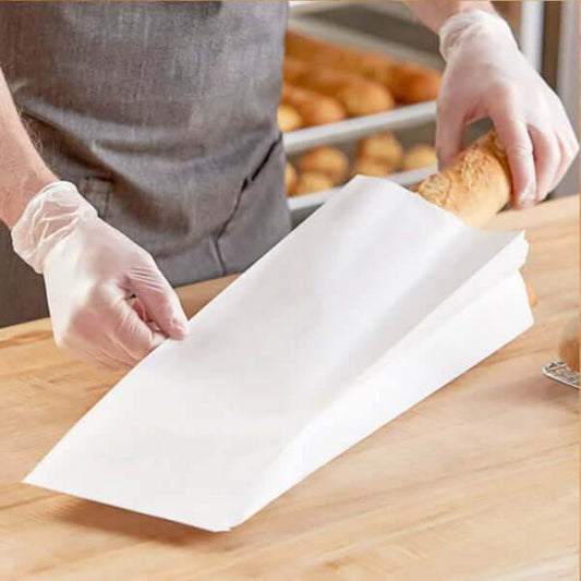 Pungi albe pentru paine 18x6x32 cm utilizate pentru ambalarea pâinii într-o brutărie.