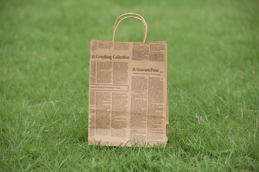 Pungi hartie ziar cu maner sfoara 25X10X30cm - set de 3 pungi cu imprimeu ziar si maner din sfoara, ideale pentru evenimente.